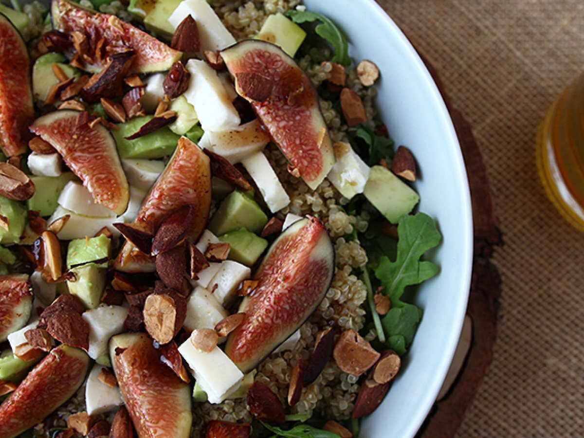 Insalata agrodolce con fichi, rucola, mozzarella, avocado e quinoa - foto 2