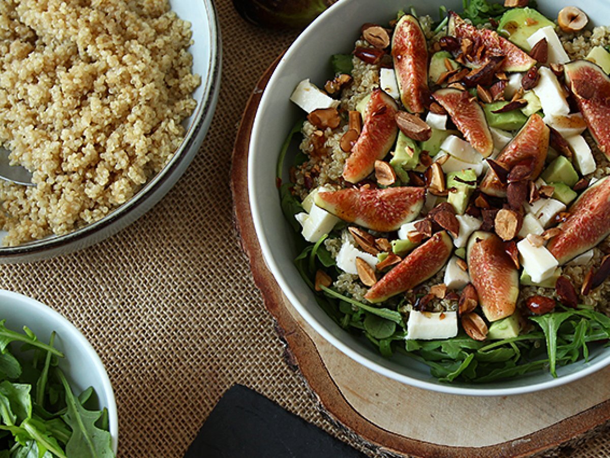 Insalata agrodolce con fichi, rucola, mozzarella, avocado e quinoa - foto 3