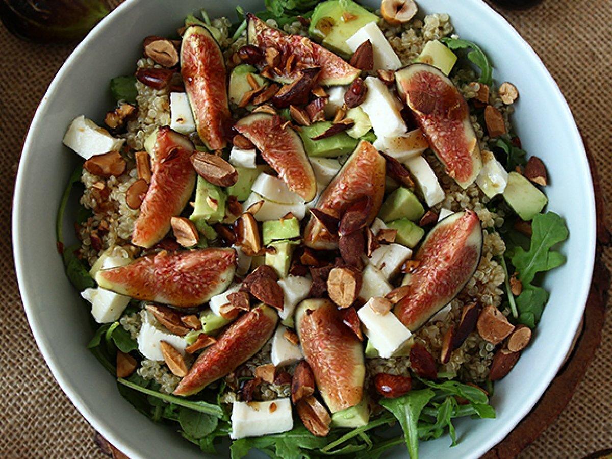 Insalata agrodolce con fichi, rucola, mozzarella, avocado e quinoa - foto 4