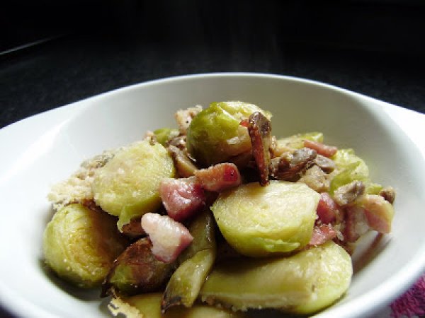 Insalata calda con cavoletti di bruxelles, funghi e taccole gratinata al forno