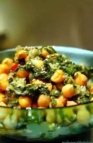 Insalata calda con ceci, spinaci e sesamo