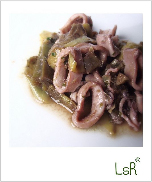 Insalata calda di calamari, carciofi e acciughe - Ricetta Petitchef