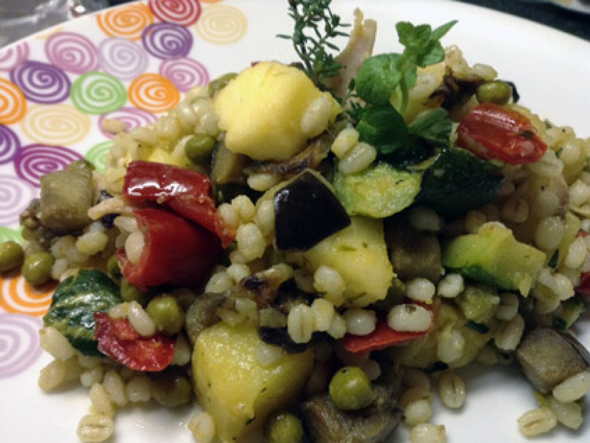 Insalata calda di orzo, verdure grigliate e pollo