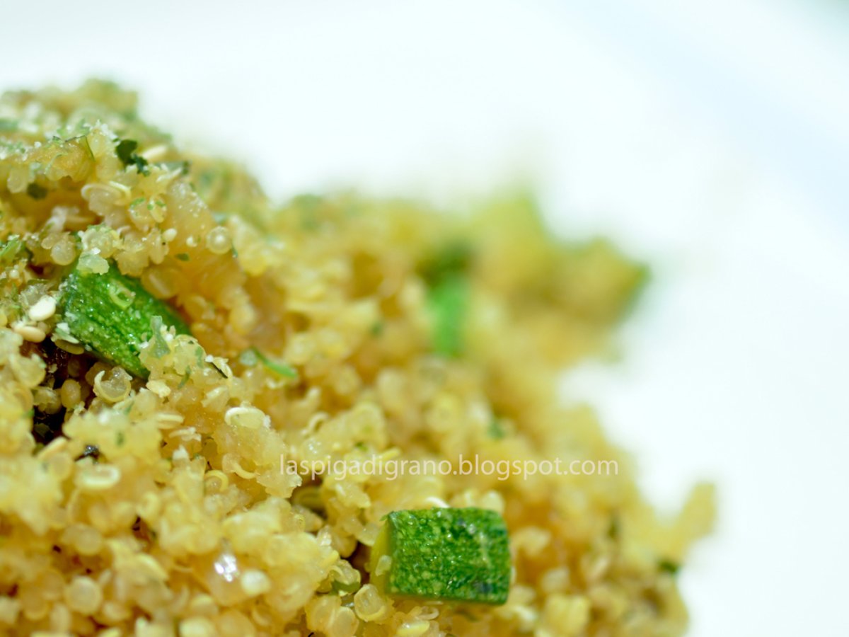 Insalata calda di quinoa e zucchine