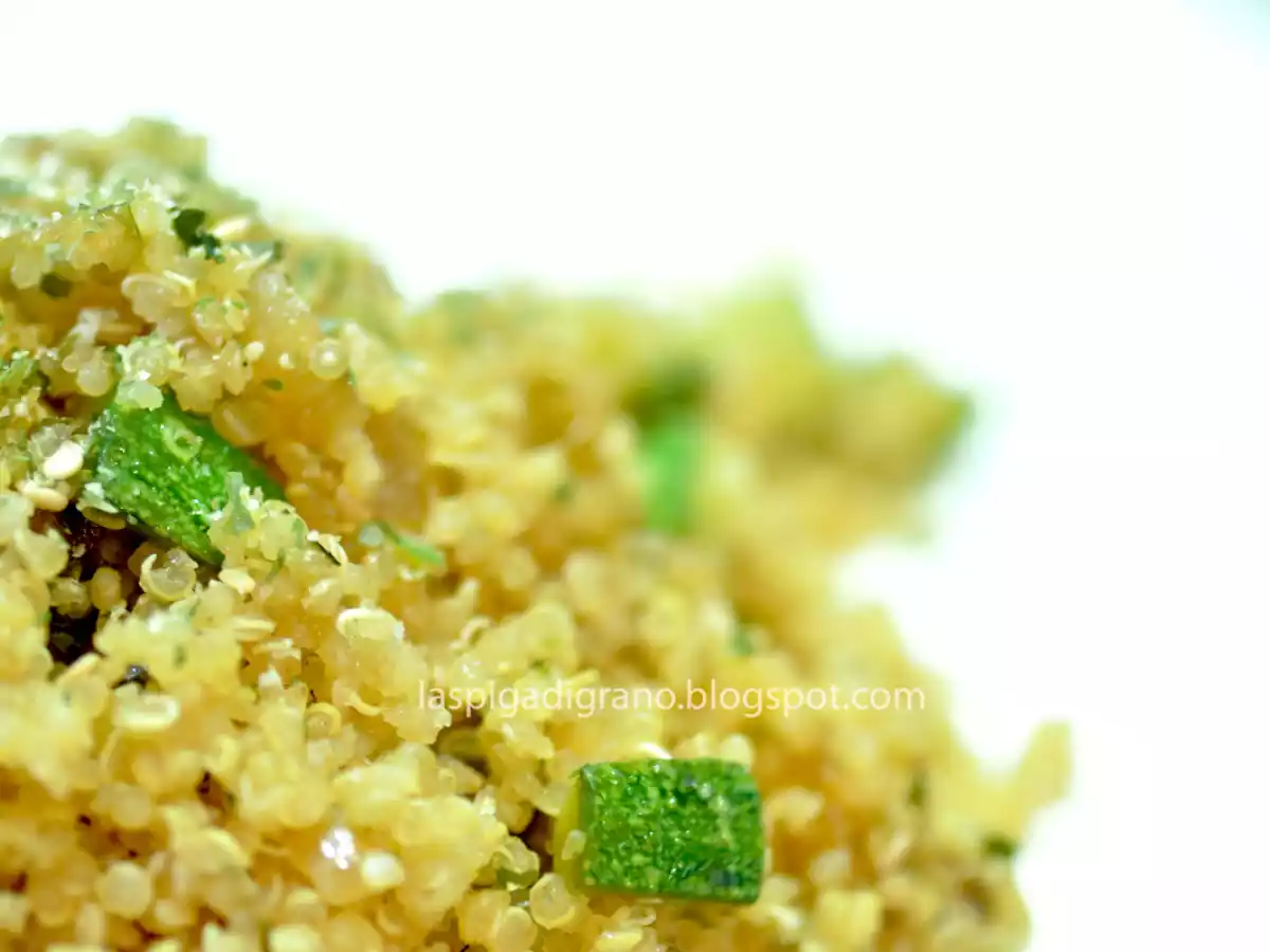 Insalata calda di quinoa e zucchine