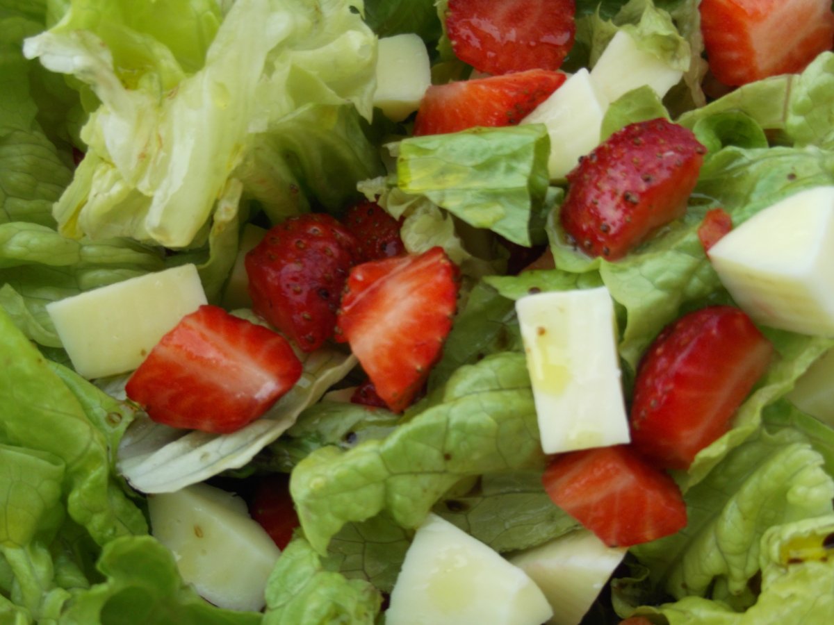 Insalata canasta con fragole e formaggio