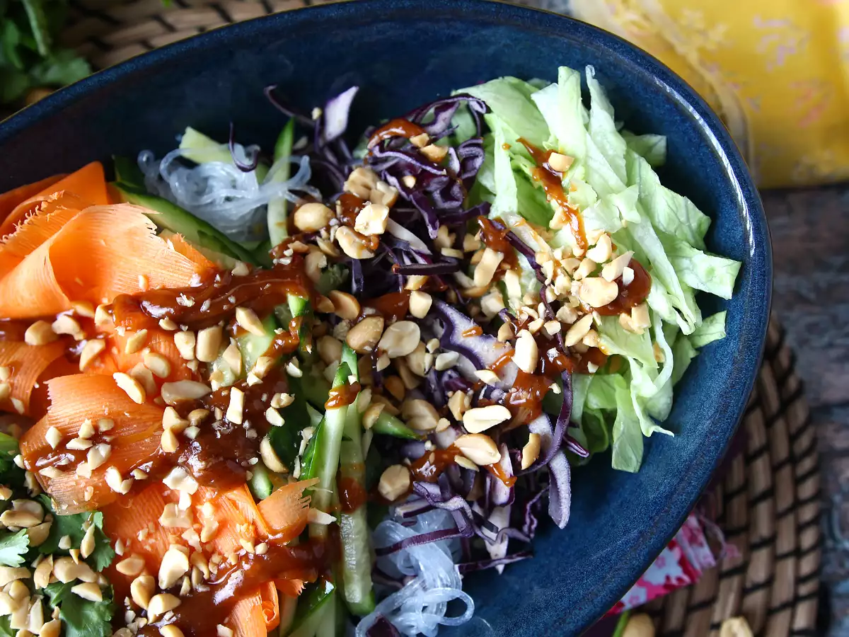 Insalata colorata con vermicelli di riso, gamberi e salsa di arachidi piccante - foto 2