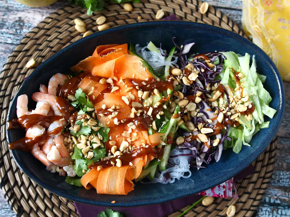 Insalata colorata con vermicelli di riso, gamberi e salsa di arachidi piccante - foto 3