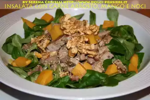 Insalata con carne arrosto, mango e noci secondo