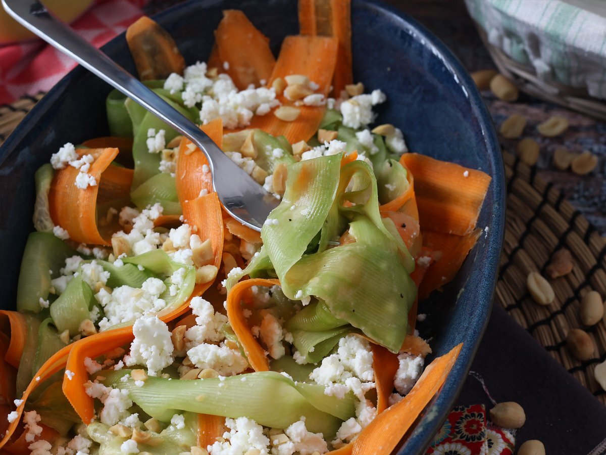 Insalata con feta, cetrioli e carote - foto 2