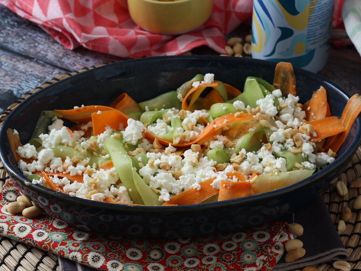 Insalata con feta, cetrioli e carote - foto 3