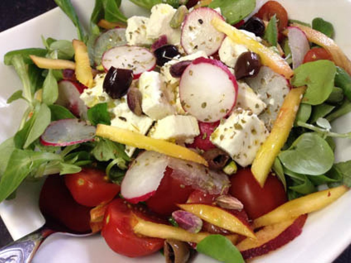 INSALATA CON FETA GRECA, PESCHE E PISTACCHI