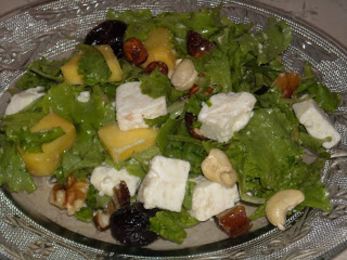 INSALATA CON FETA, MANGO E FRUTTA SECCA