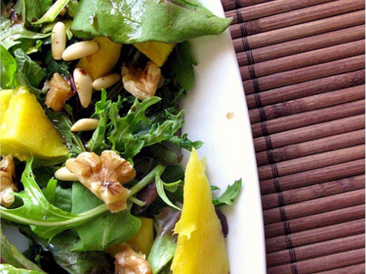 Insalata con mango, noci e pinoli