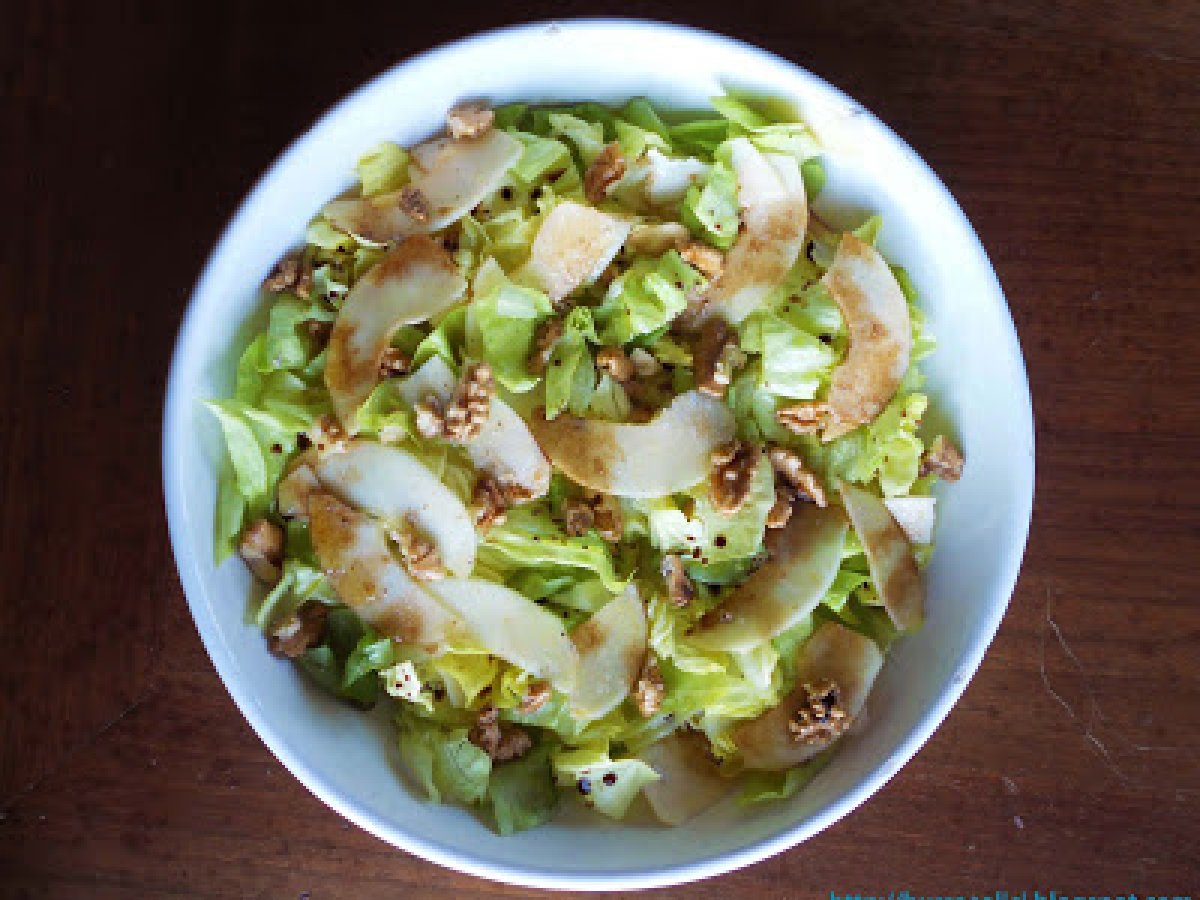 Insalata con mele, noci e aceto balsamico