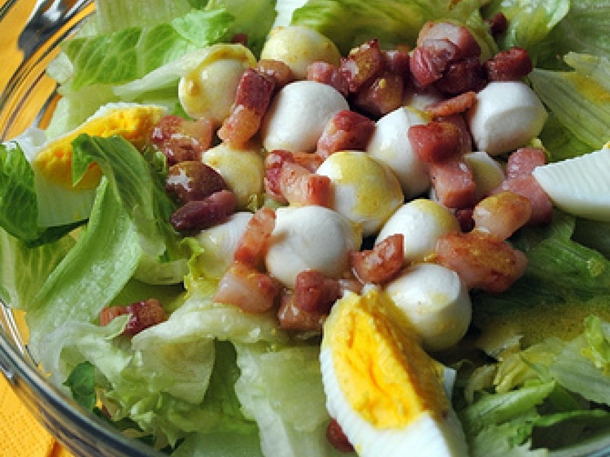 Insalata con pancetta affumicata croccante, mozzarelline e uovo