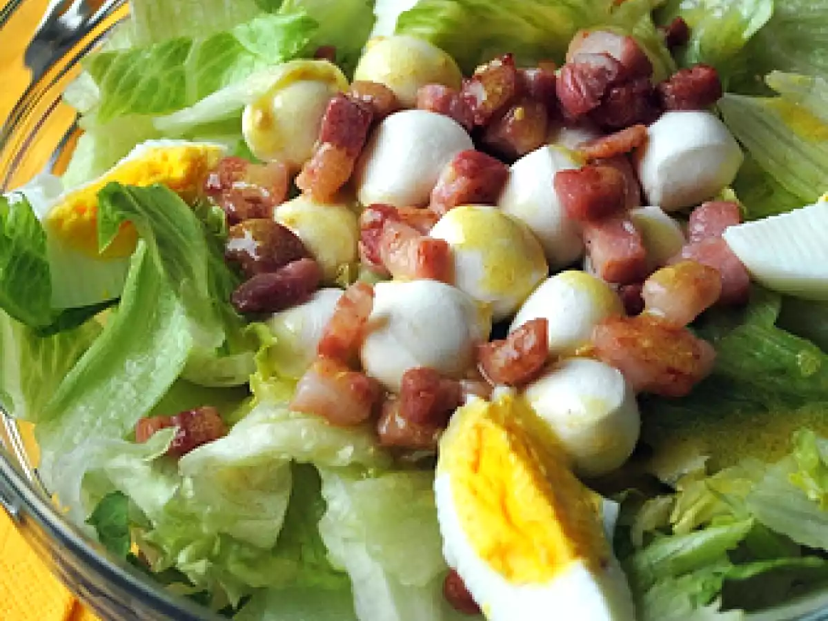 Insalata con pancetta affumicata croccante, mozzarelline e uovo
