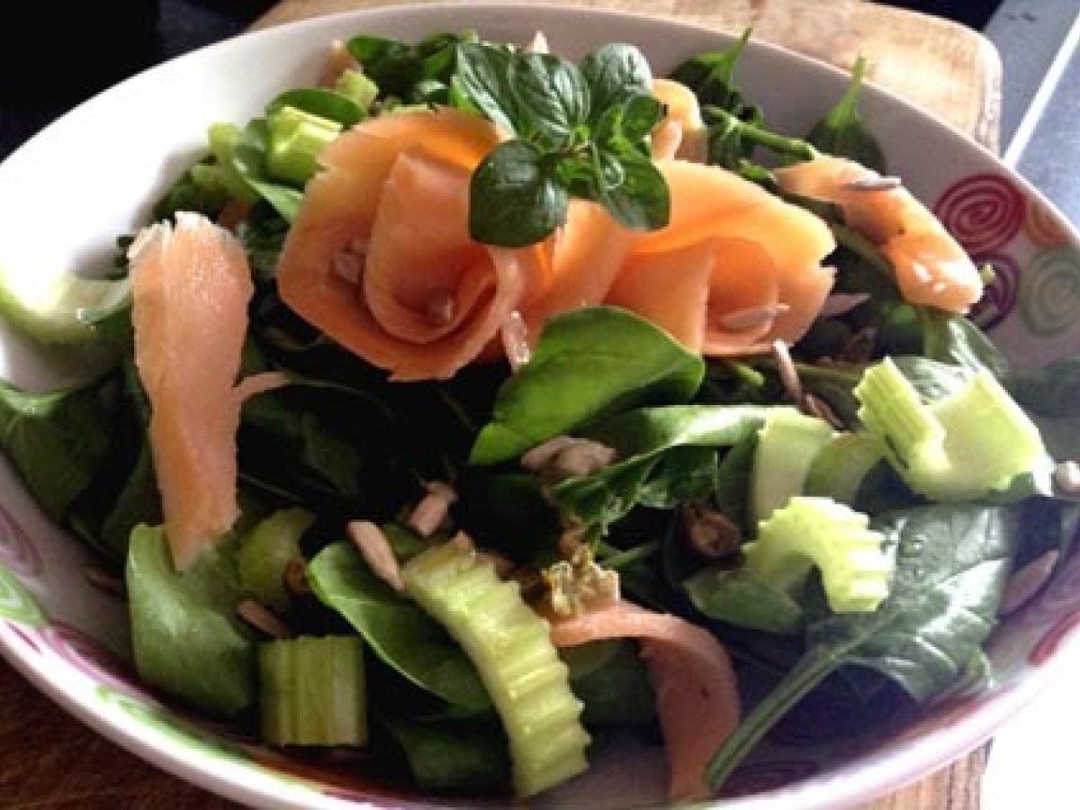 INSALATA CON SALMONE E SEMI DI GIRASOLE