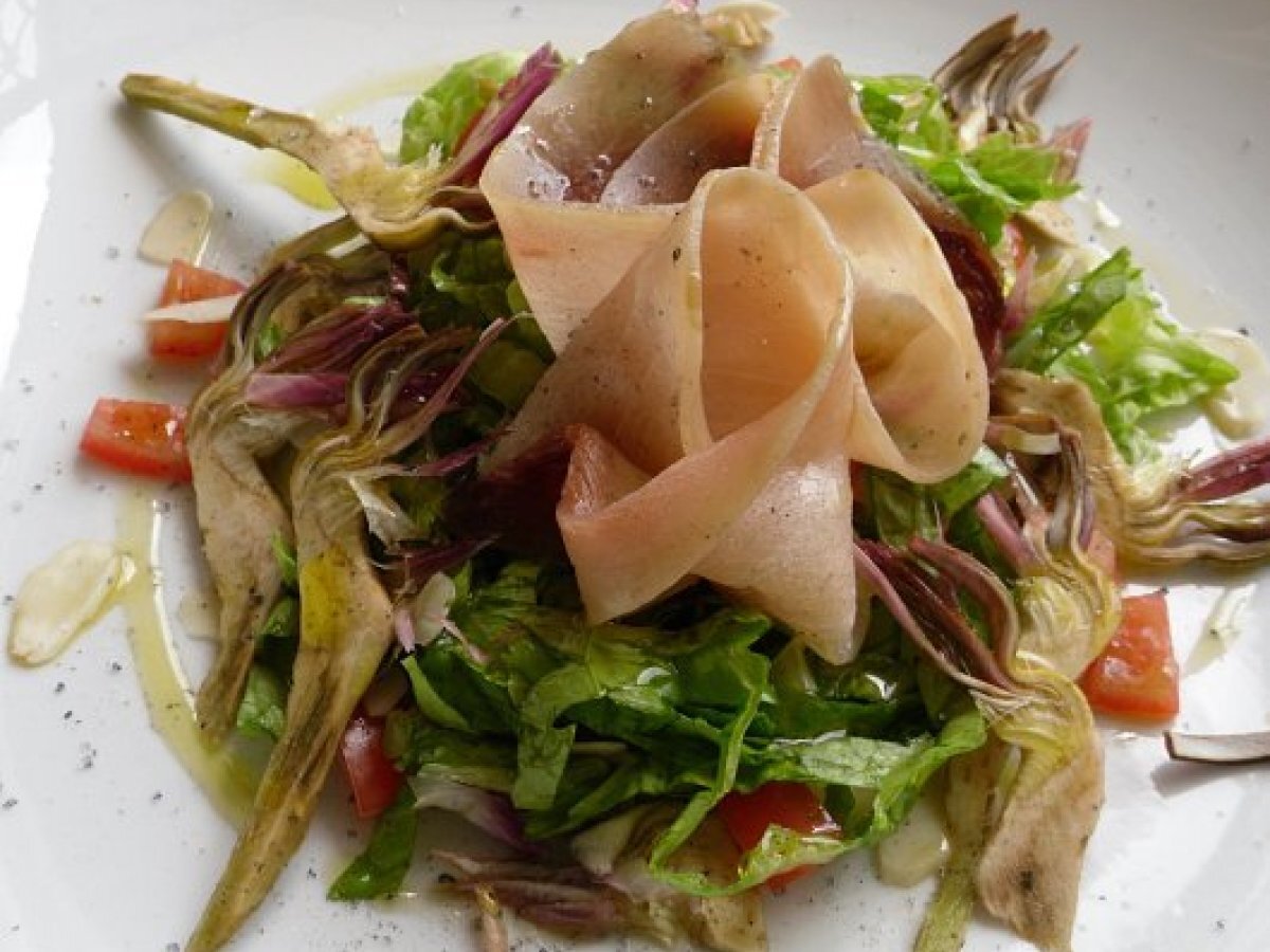 Insalata con spada e carciofi