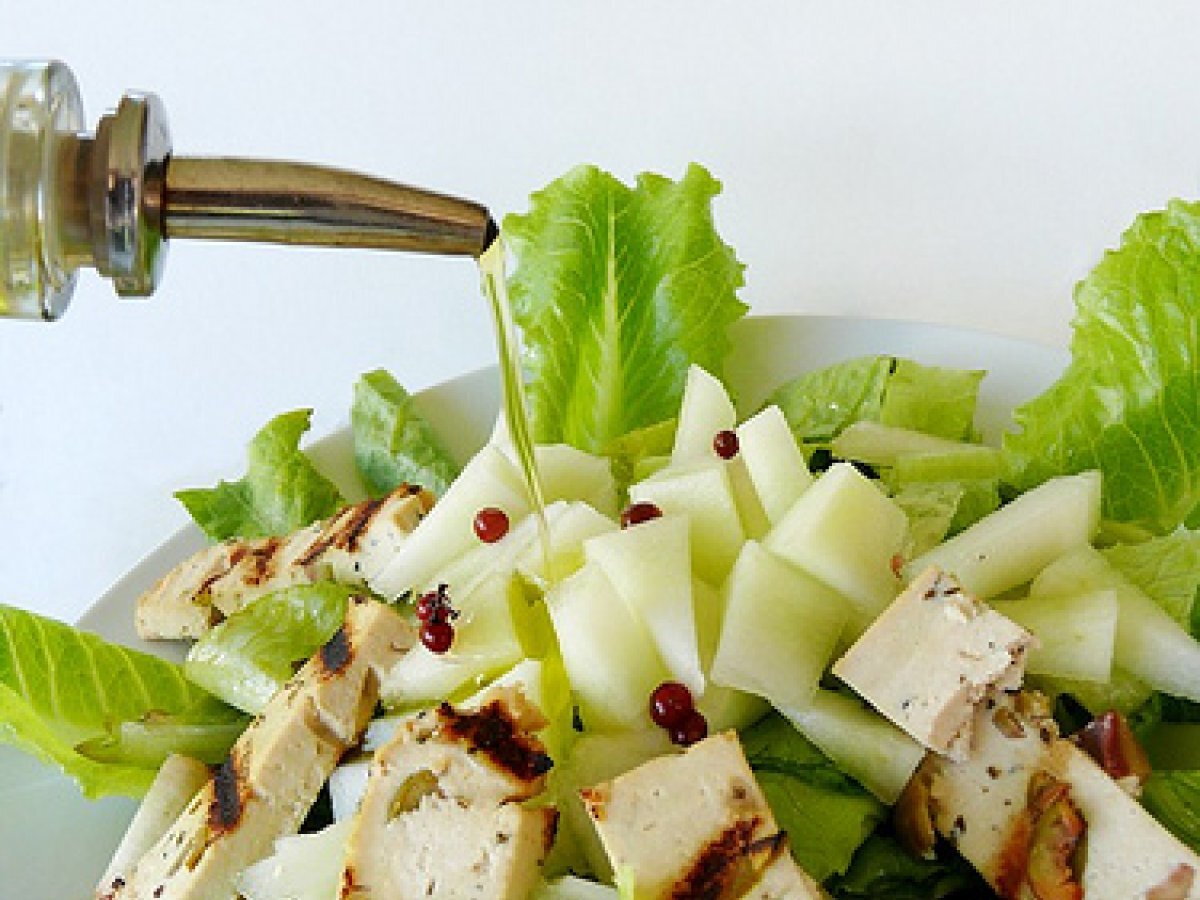 Insalata con tofu alle olive grigliato, melone bianco e pepe rosa