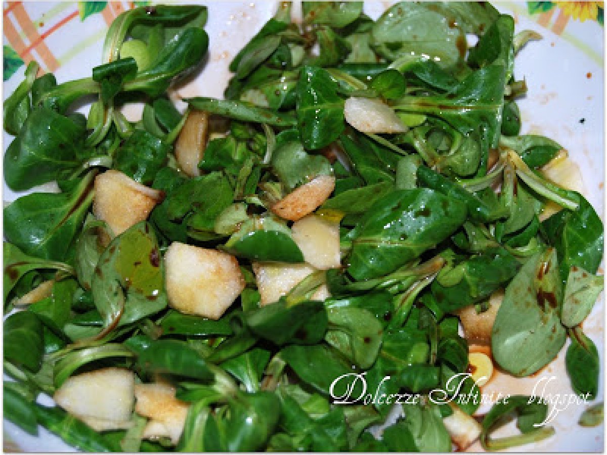 INSALATA CON VALERIANELLA, MELA E FORMAGGIO, foto 1