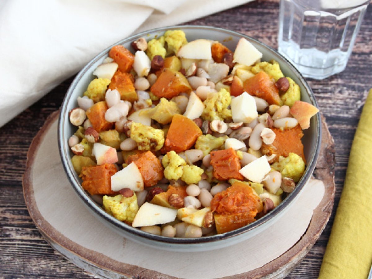 Insalata d'autunno: fagioli, cavolfiore, zucca, mele e nocciole - foto 3