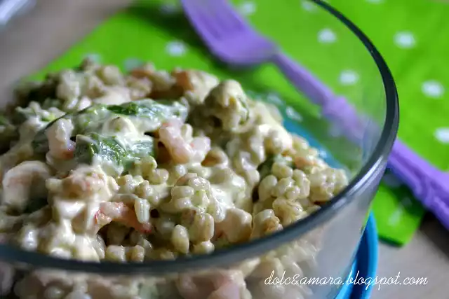 Insalata delicata di orzo, asparagi e gamberetti
