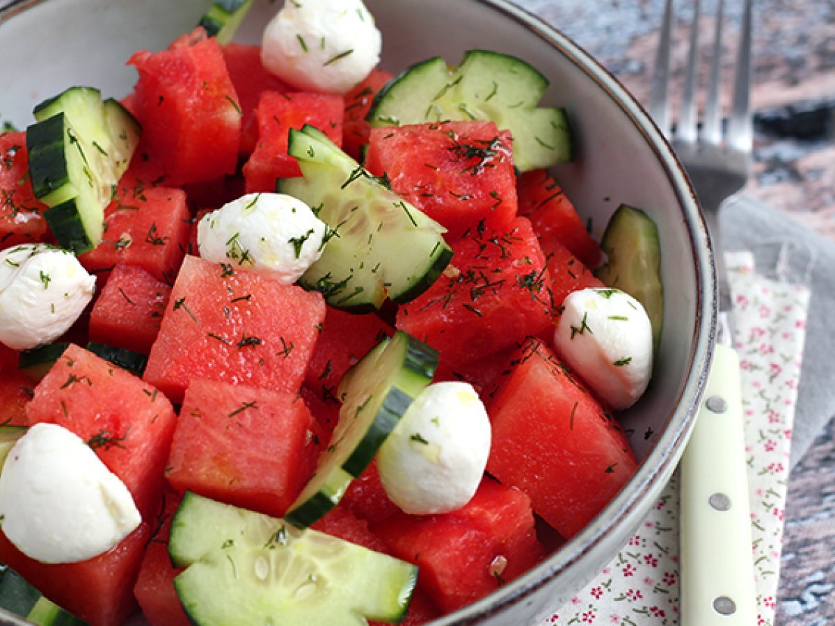 Insalata di anguria, cetrioli e mozzarella