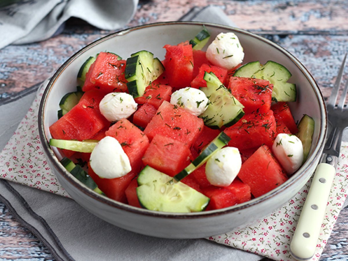 Insalata di anguria, cetrioli e mozzarella - foto 2