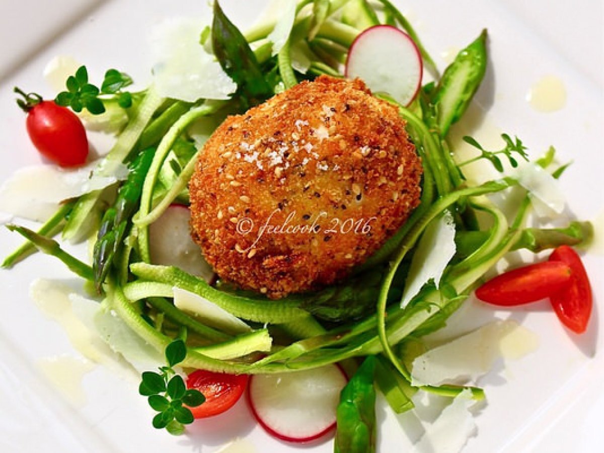 Insalata di asparagi con uovo impanato e fritto