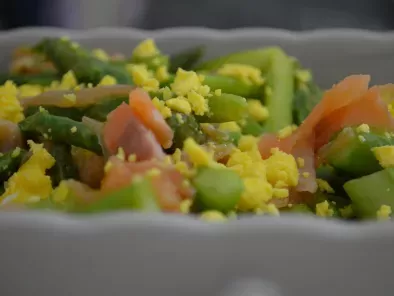 Insalata di asparagi e salmone
