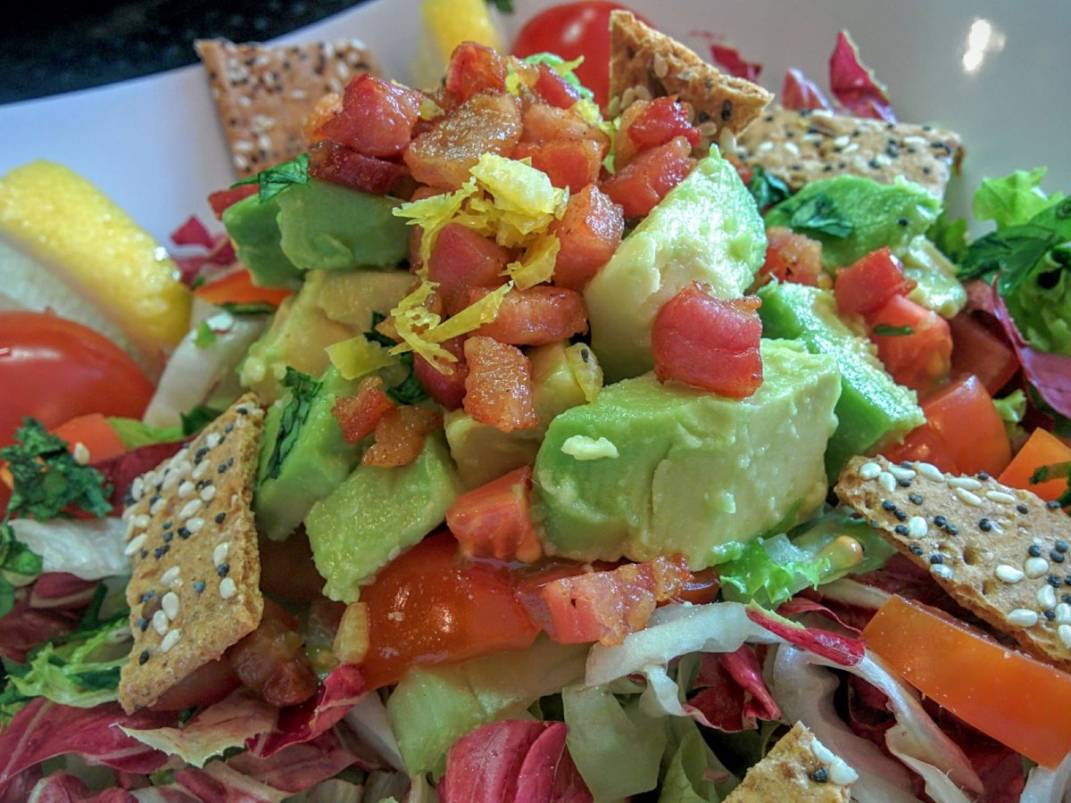 INSALATA DI AVOCADO CON PANCETTA CROCCANTE E SFOGLIE DI PANE AI SEMI