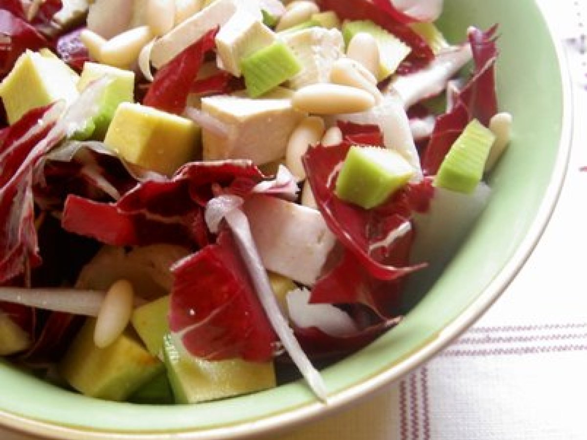 Insalata di avocado con pinoli e tofu