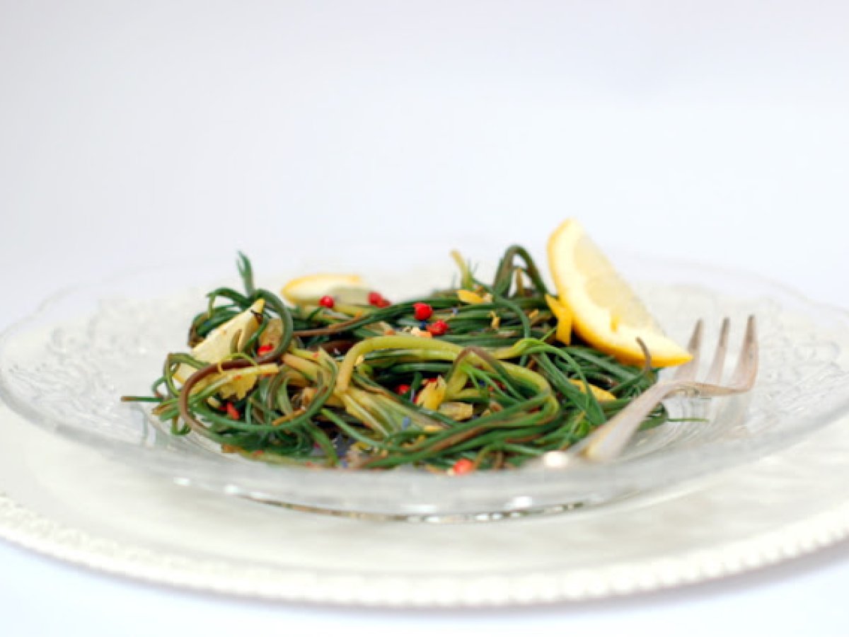 Insalata di barba di frate al limone, pepe rosa e misticanza di fiori
