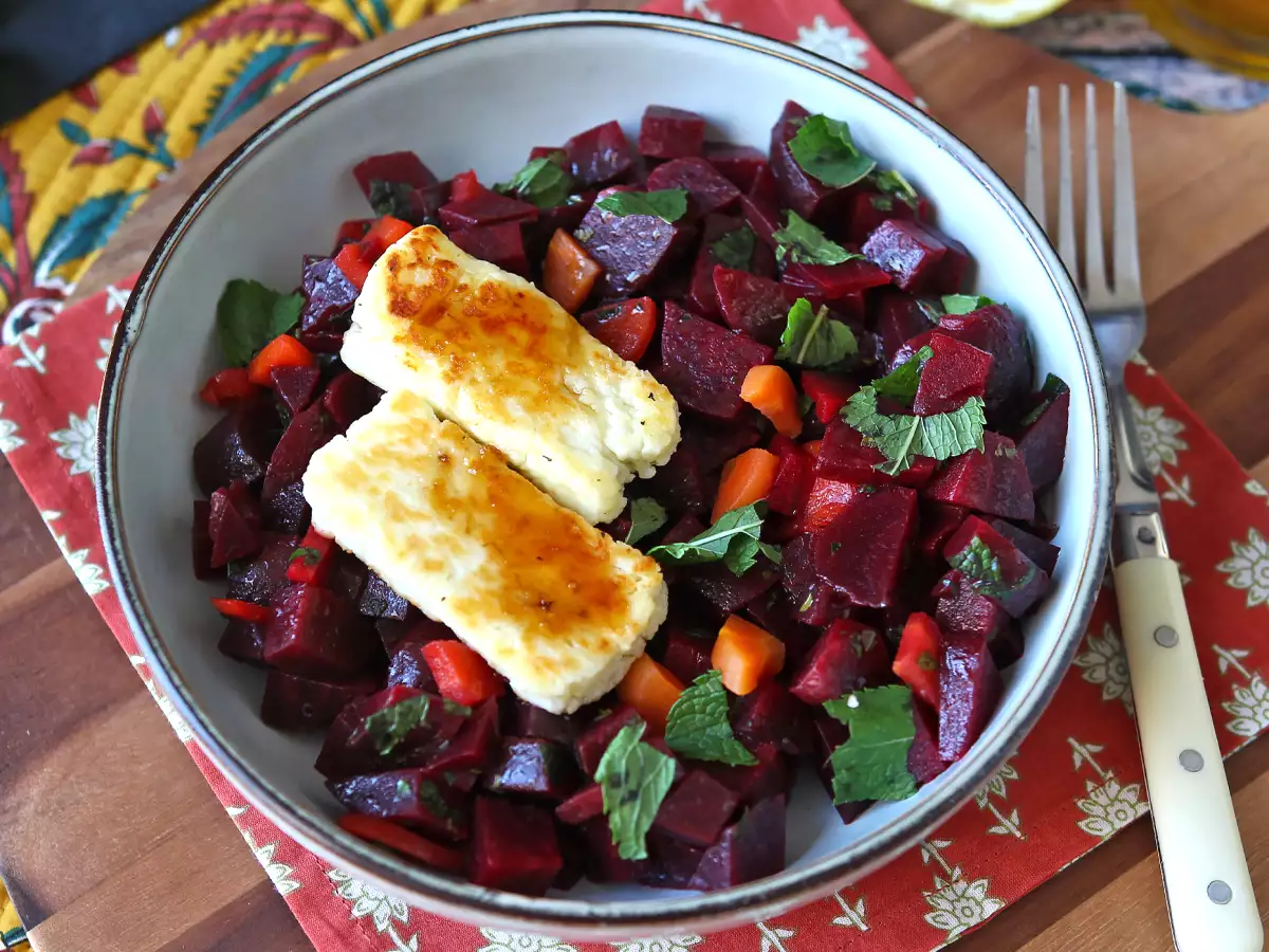 Insalata di barbabietole con halloumi grigliato
