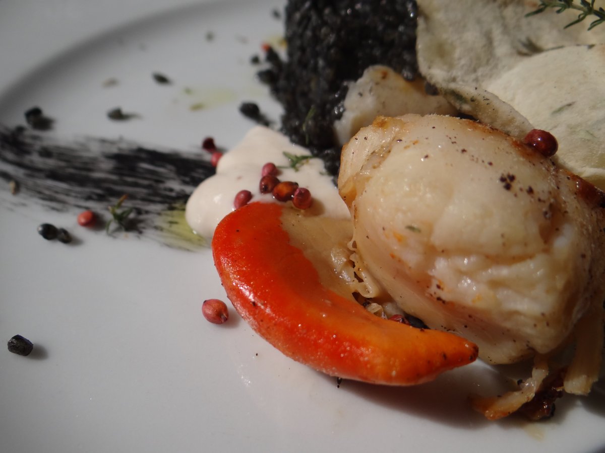 Insalata di bulgur al nero con capesante al pepe rosa e maionese di pesca, foto 2