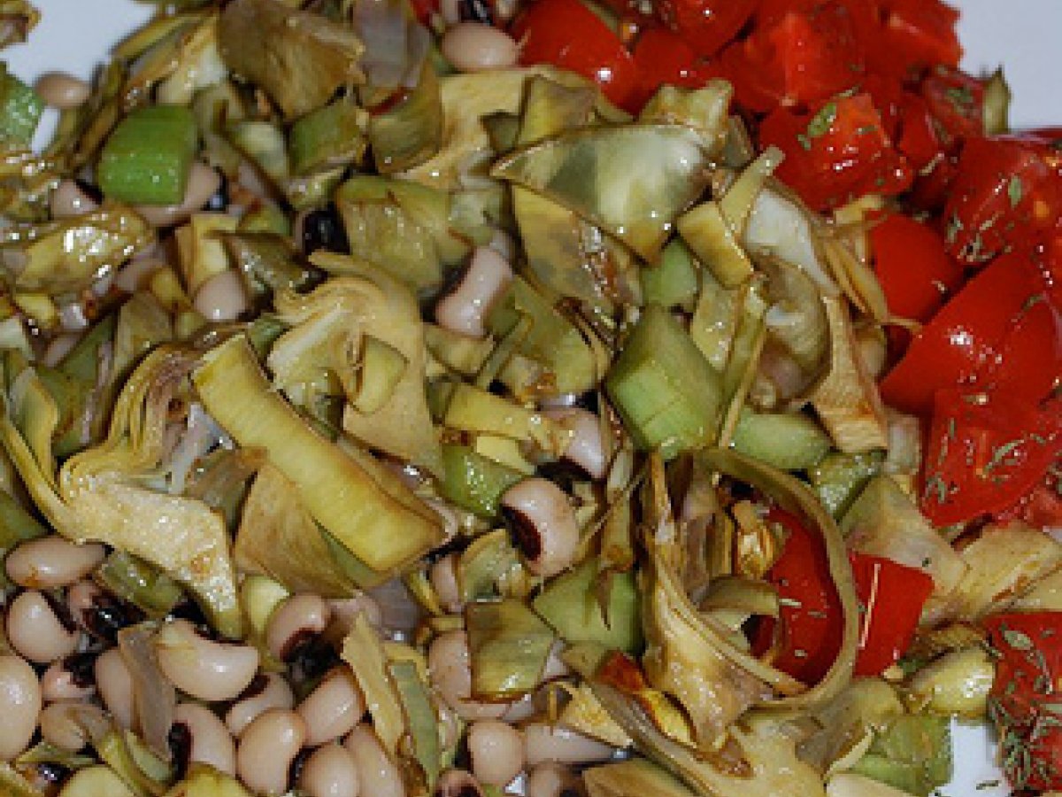 INSALATA DI CARCIOFI, FAGIOLI DALL'OCCHIO E POMODORINI DI SICILIA