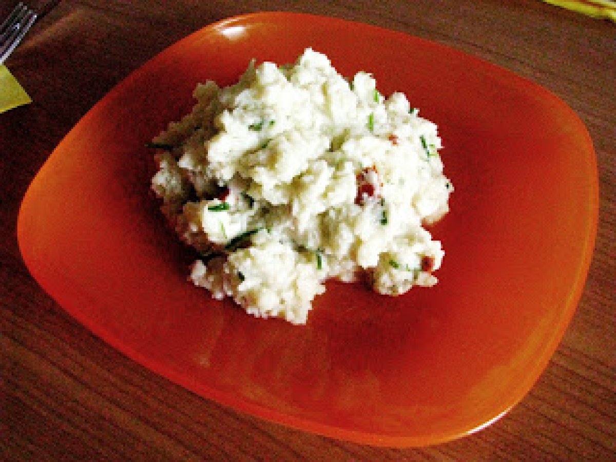 Insalata di cavoli e merluzzo in salsa di erba cipollina