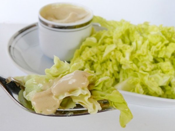 Insalata di cavolo verza con finta maionese