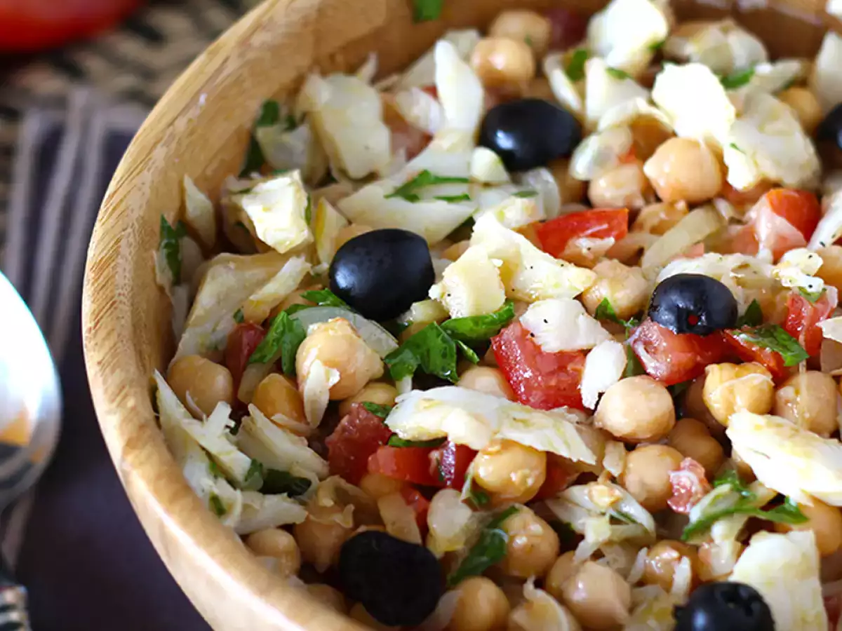 Insalata di ceci con baccalà: la ricetta fresca, leggera e gustosa - foto 3