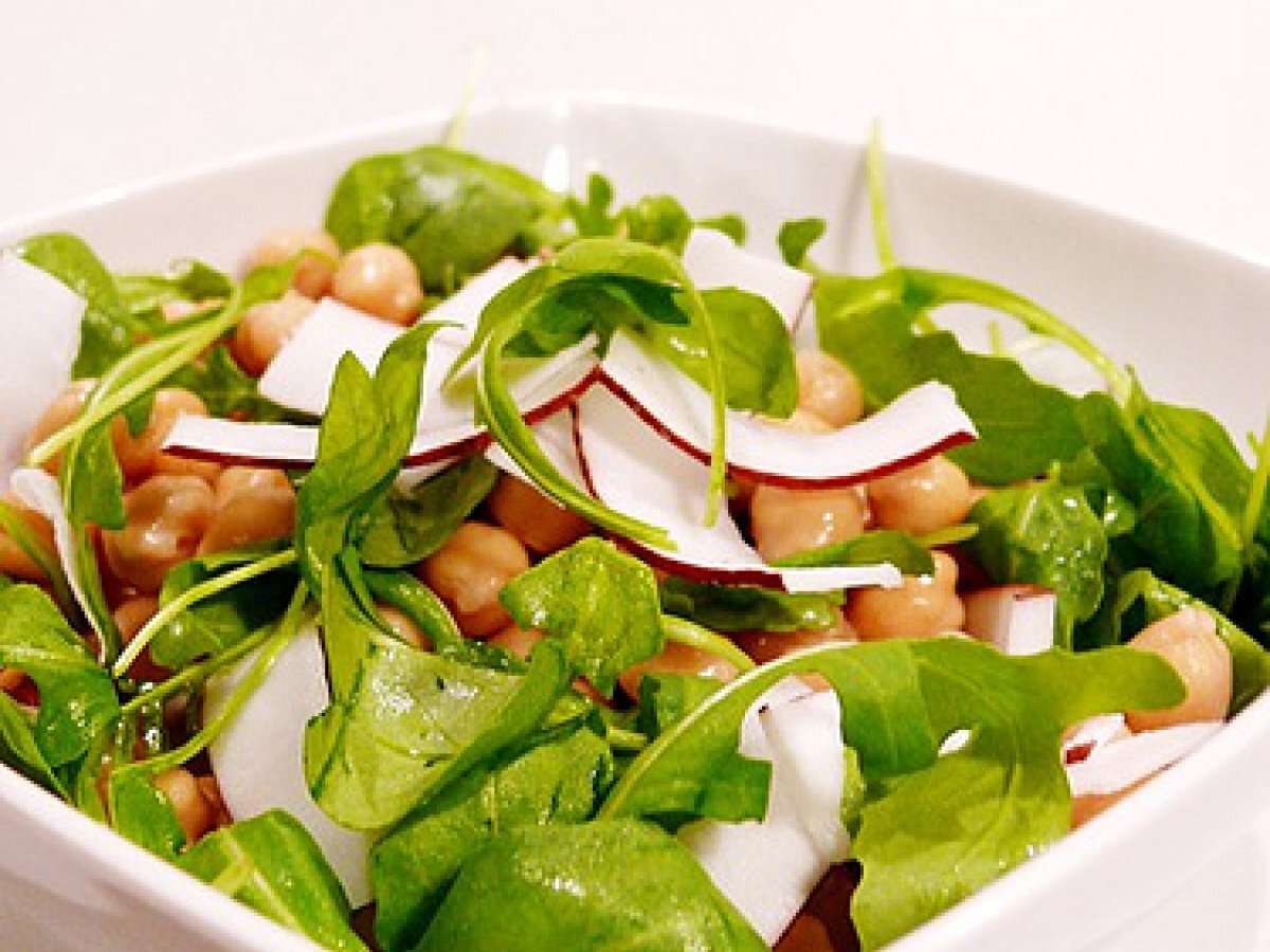 Insalata di ceci, scaglie di cocco e rucola