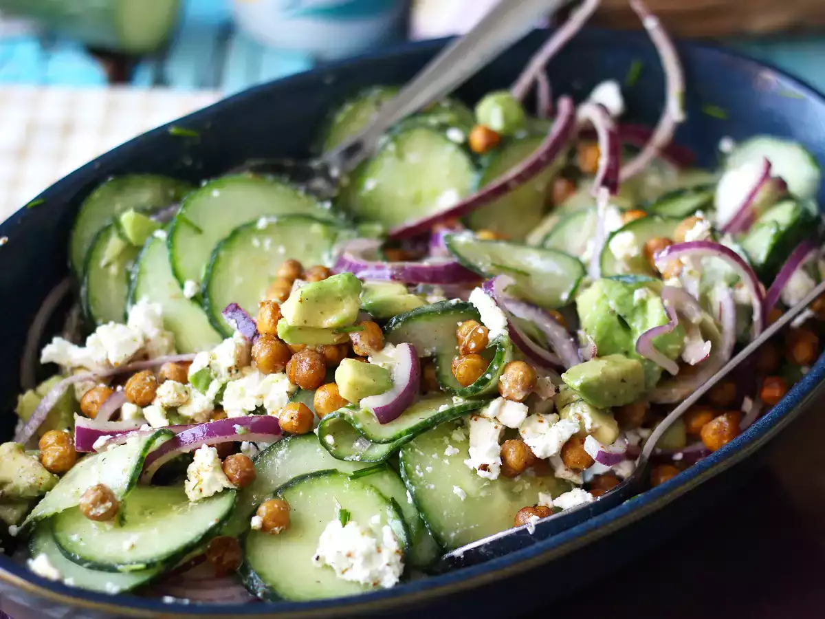 Insalata di cetrioli con ceci croccanti, avocado e feta - foto 2