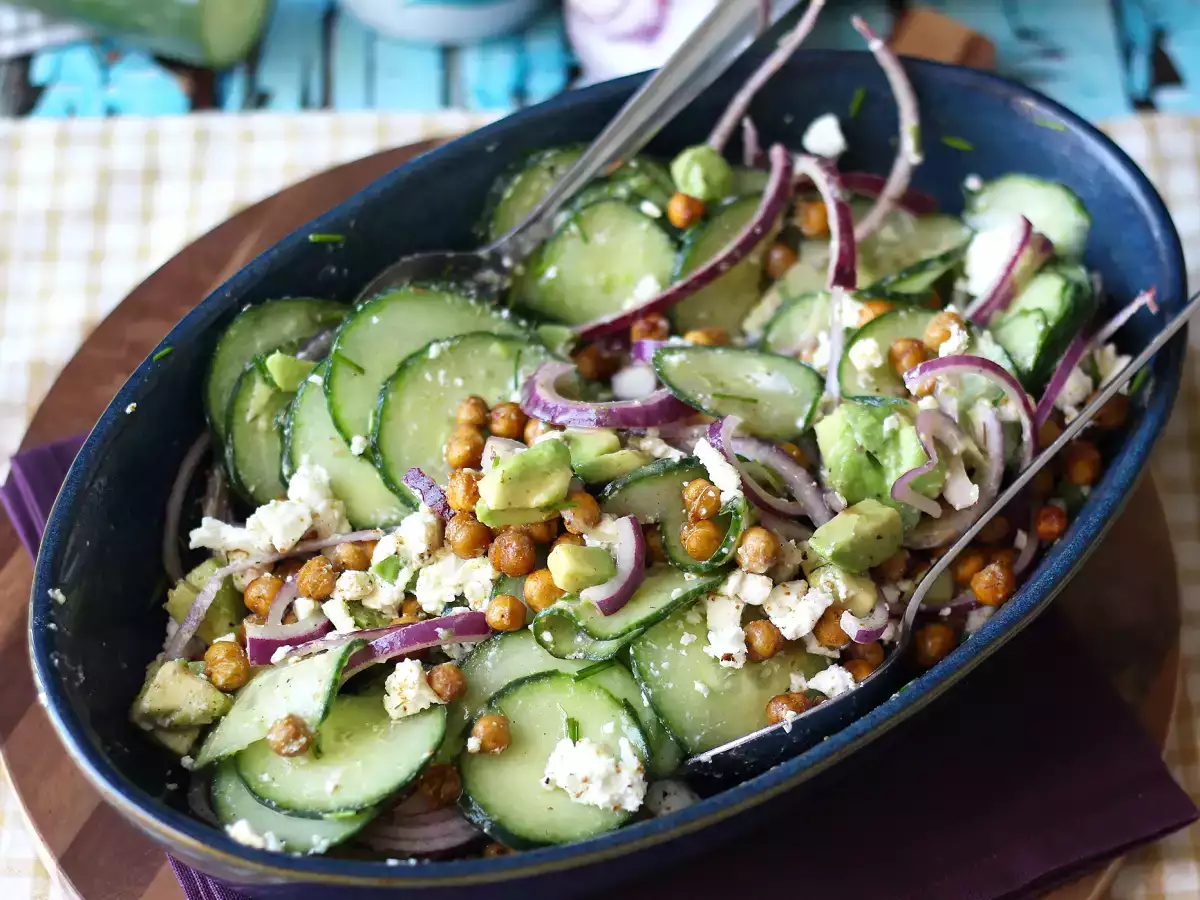 Insalata di cetrioli con ceci croccanti, avocado e feta - foto 4