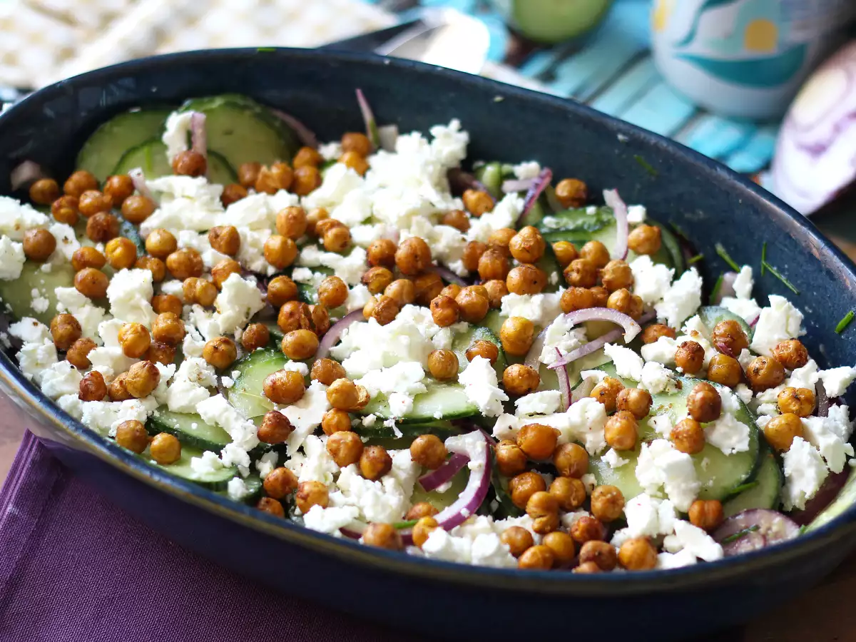 Insalata di cetrioli con ceci croccanti, avocado e feta - foto 5