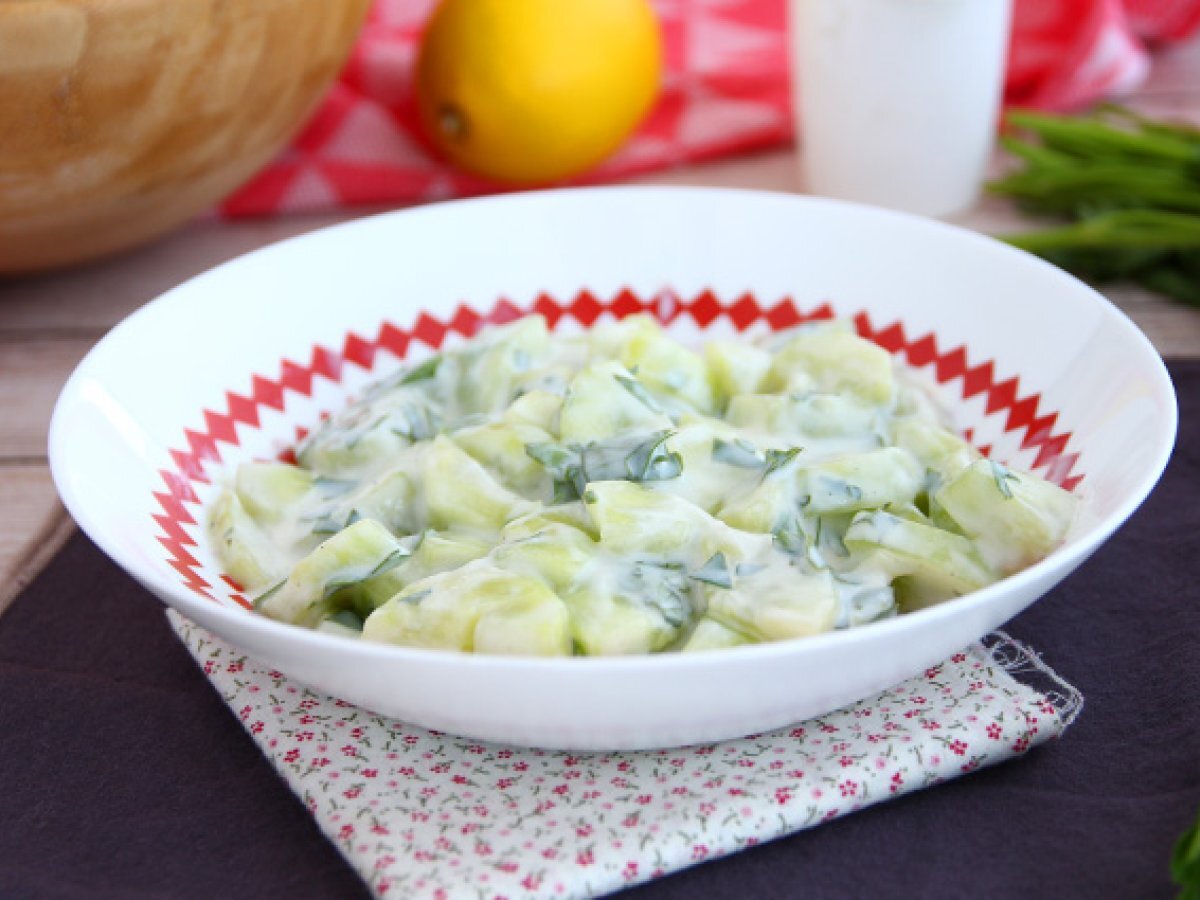 Insalata di cetrioli con salsa yogurt