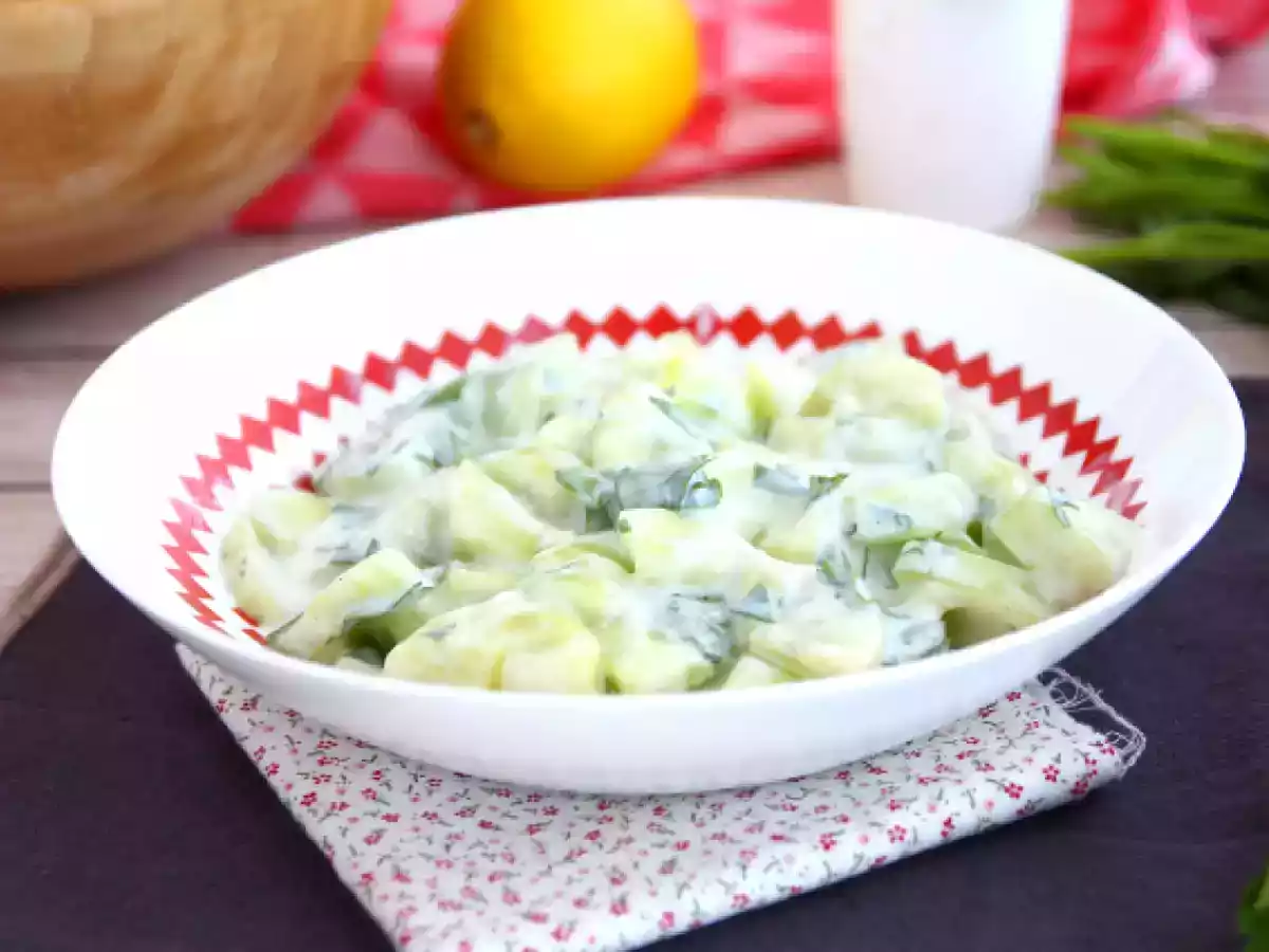 Insalata di cetrioli con salsa yogurt