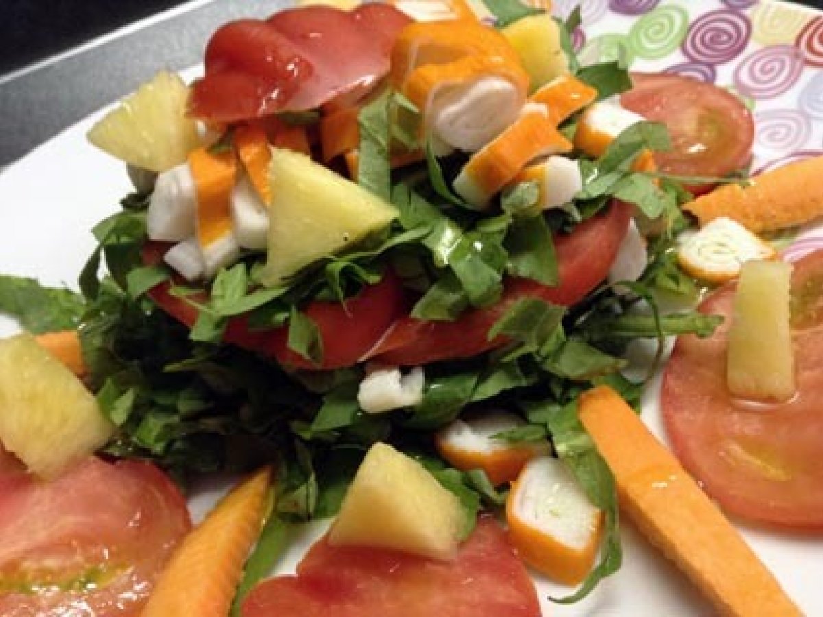 INSALATA DI CICORINO, ANANAS E SURIMI