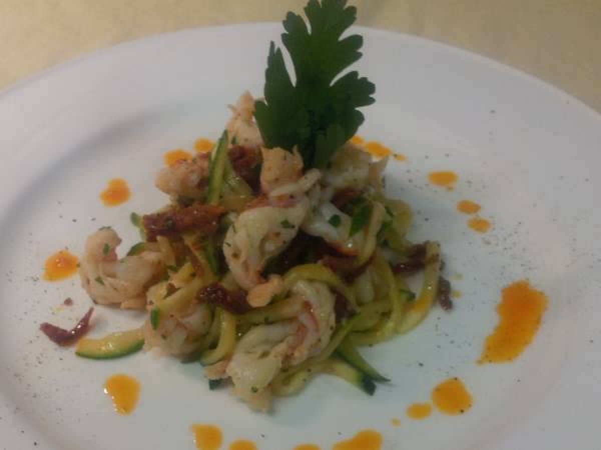Insalata di code di gambero con julienne di zucchina in agrodolce e pomodoro secco