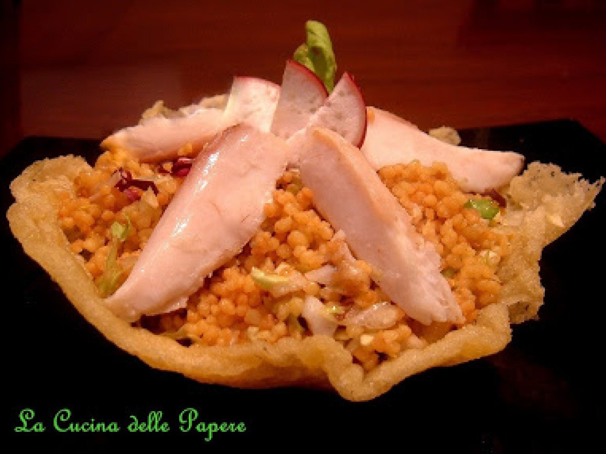 Insalata di couscous con verdure e pesce bianco su cestino di pecorino