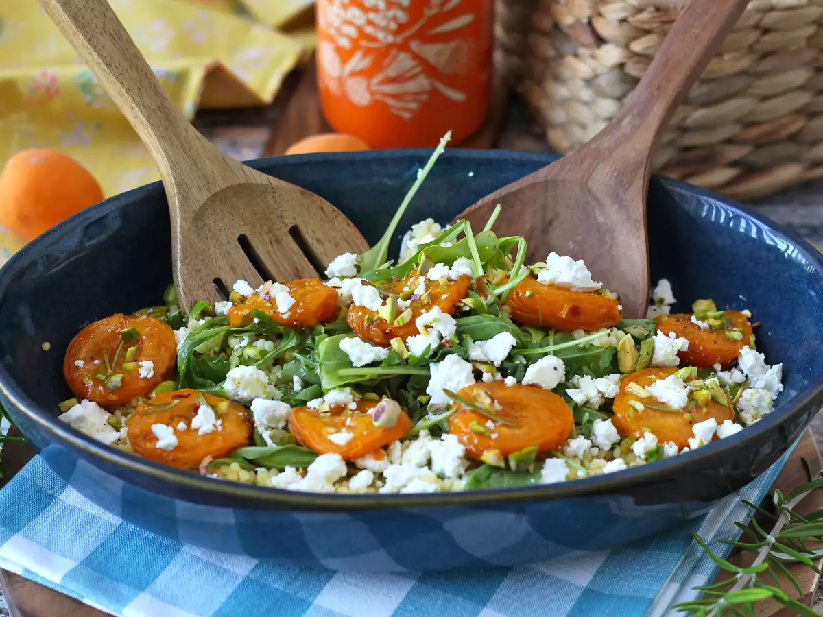 Insalata di couscous perlato, albicocche arrostite, feta e rucola - foto 2